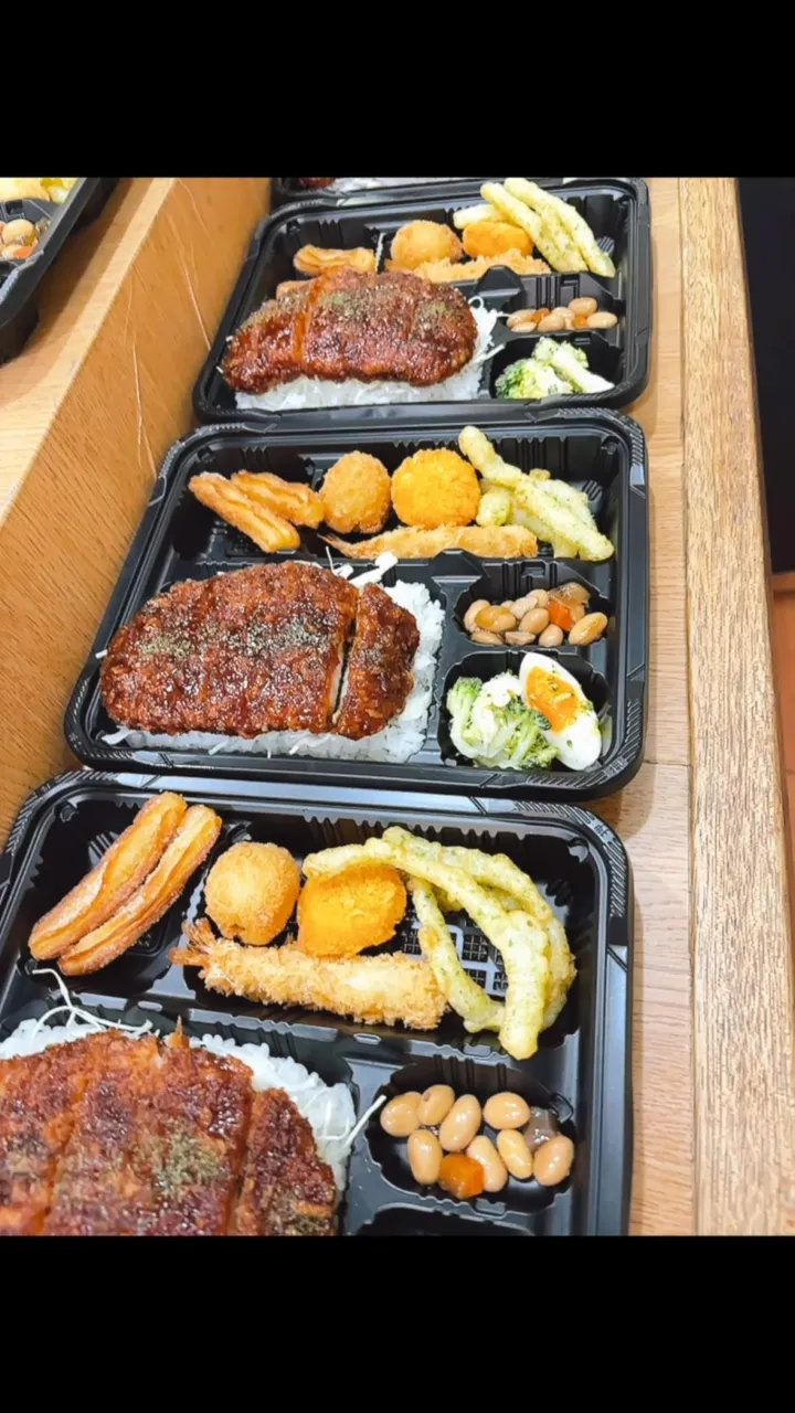 名古屋市西区の庄内通でオレンジ色の看板が目印のおべんとうオリ...